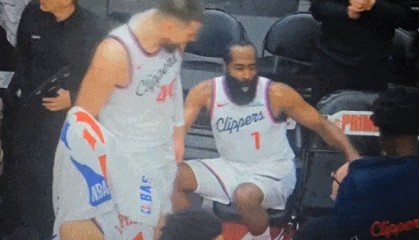 彩经网-祖巴茨笑嘻嘻惹到哈登了！暂停时一把扯过来，态度与防守让人绝望|詹姆斯·哈登|克里斯-米德尔顿|伊维察-祖巴茨|伊维察·祖巴茨|多伦多猛龙队_新浪体育_新浪新闻