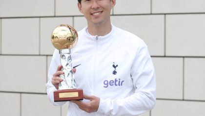 彩经网官网开奖-赛季结束 孙兴慜捧起2022体坛亚洲金球奖奖杯